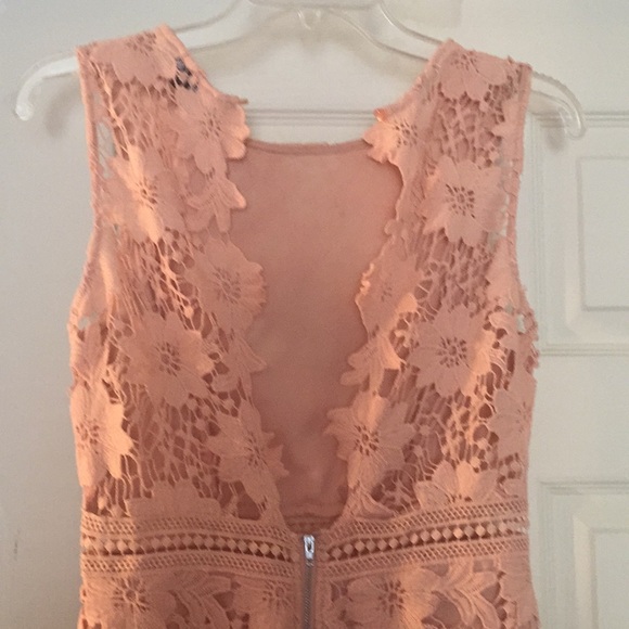 Classy & gorgeous lace dress - Picture 3 of 4